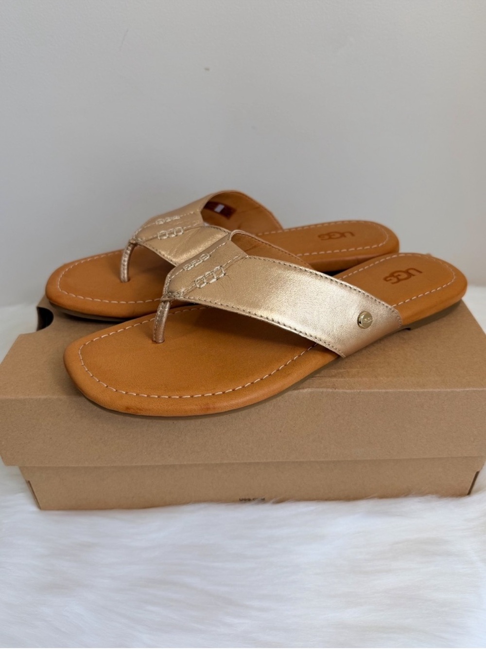 NIB UGG Women’s Carey Gold Metallic Leather Flip Sandals Size 6.5 - Picture 7 of 16